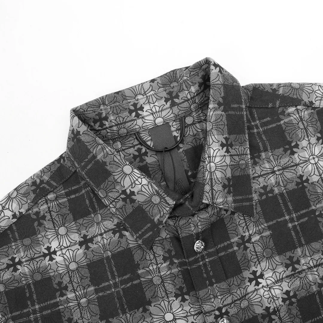 P240 Model No. Y630 CHROME HEARTS/CHROOME HEARTS CH All-over printed dark flower long-sleeved shirt. Custom-woven and dyed pure cotton sesame bottom plaid fabric. The finished fabric is then printed with dark flowers. The whole garment is hand-cut on the grid. The labor cost is high at the end of the year. Genuine leather hand-embroidered sleeves. High-quality distressed children's flower four-button buttons. The first batch on the entire network. Size: S-L